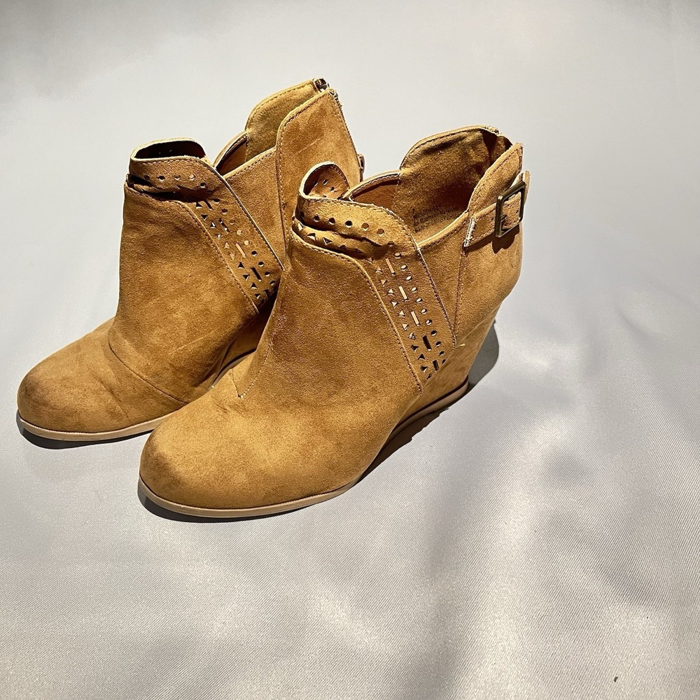Maurices Daisy Women's Size 7 Tan Suede Wedge Ankle Bootie Round Toe Zip Buckle